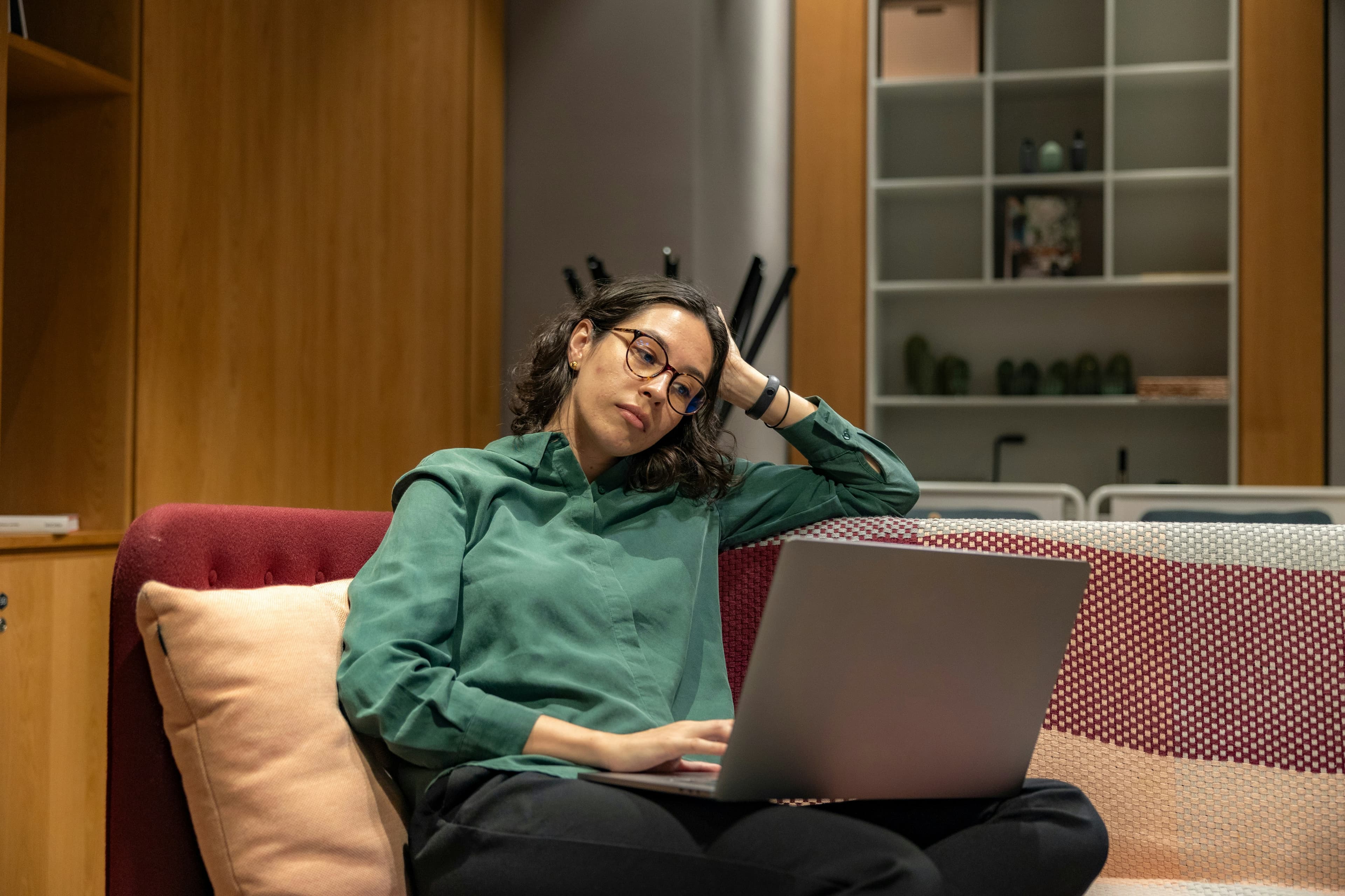 Mulher trabalhando no laptop em um sofá — recrutadora freelancer
